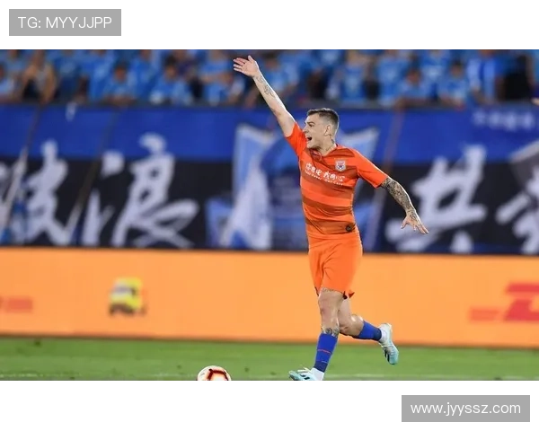 刘越批评裁判判罚点球过于牵强认为其业务水平不足影响比赛公正性